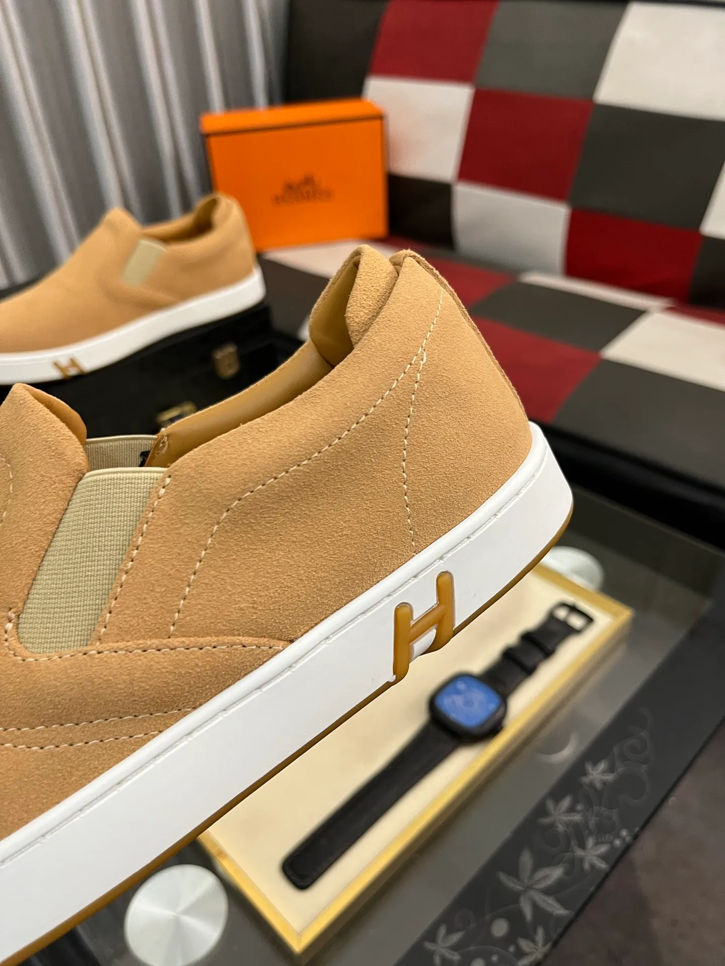 Men's Men's Shoes💰458⌚️⌚️HERMES/Hermès Hugo sneakers are casual men's shoes. These sneakers are made of imported first-layer cowhide leather and breathable mesh design. The contrasting color design creates a dynamic and modern shape. The front end of the toe is decorated with natural-color rubber inlays, making it novel and fashionable. The texture is incomparable, with cowhide lining and cowhide foot pads, the upper foot is comfortable and breathable, and the rubber sole is decorated with geometric patterns and iconic "H" details. A very personal one! Size: 38-44